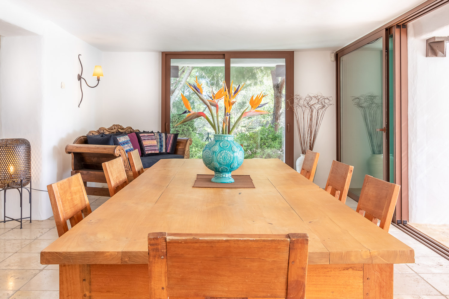 Indoor Dining Table Window Alignment