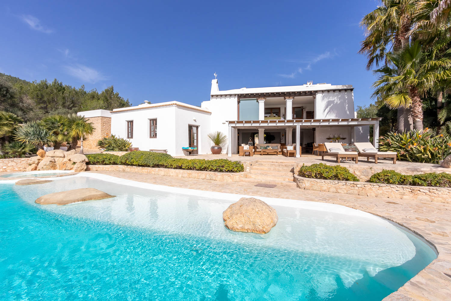 Panoramic Pool Views